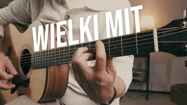 Ręce grające na gitarze, tekst "WIELKI MIT" sugeruje, że samodzielna nauka gry na gitarze jest możliwa.