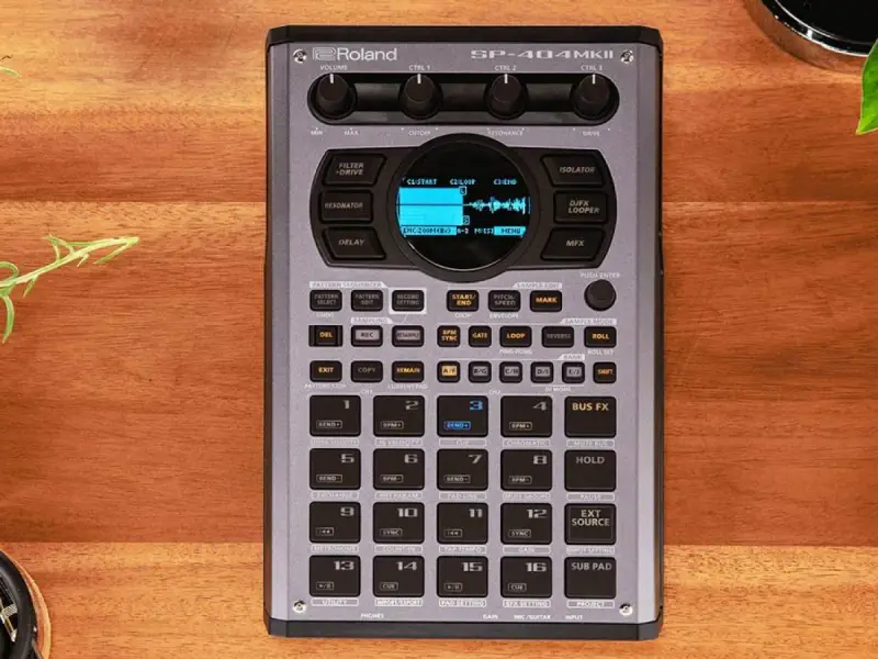 Roland SP-404MKII, sampler z niebieskim wyświetlaczem, gotowy do tworzenia muzyki.
